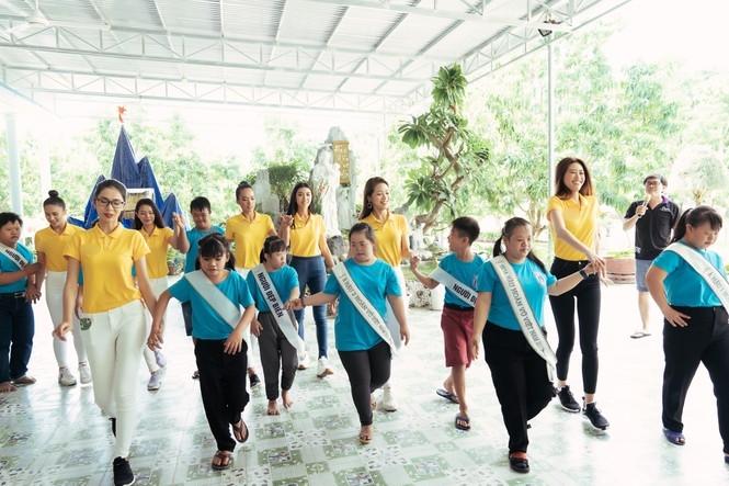 Hoa hậu Hoàn vũ Việt Nam Khánh Vân đeo sash của mình cho em nhỏ bị khuyết tật và dạy catwalk-4