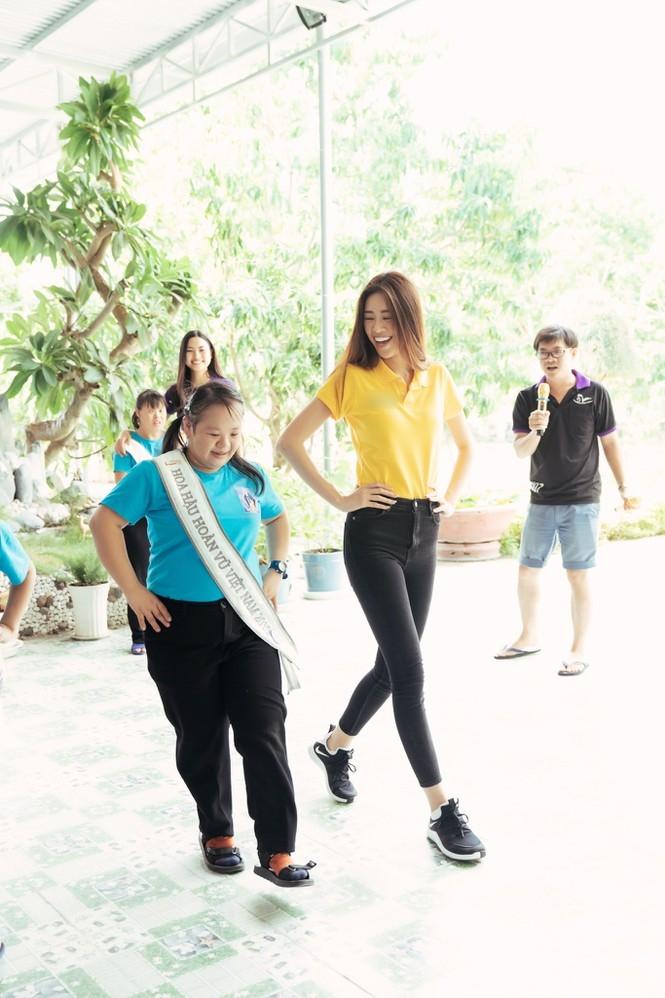 Hoa hậu Hoàn vũ Việt Nam Khánh Vân đeo sash của mình cho em nhỏ bị khuyết tật và dạy catwalk-6