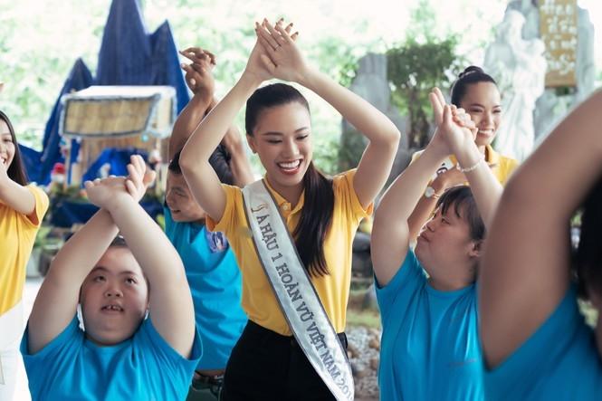 Hoa hậu Hoàn vũ Việt Nam Khánh Vân đeo sash của mình cho em nhỏ bị khuyết tật và dạy catwalk-7