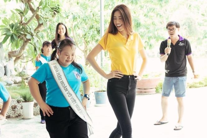 Netizen Việt đứng hình vì khoảnh khắc giống nhau của Khánh Vân và Phạm Hương-6