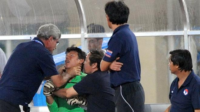 Khoảnh khắc ám ảnh nhất trong lịch sử bóng đá Việt Nam: HLV trưởng ĐTQG bóp cổ thủ môn ở chung kết SEA Games-1