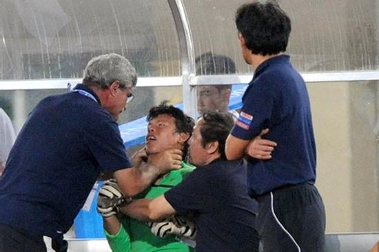 Khoảnh khắc ám ảnh nhất trong lịch sử bóng đá Việt Nam: HLV trưởng ĐTQG bóp cổ thủ môn ở chung kết SEA Games