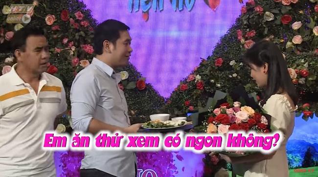 Chàng trai mang bún đậu mắm tôm đi tỏ tình bạn gái nhưng hành động của 2 MC Quyền Linh và Hồng Vân mới buồn cười-7