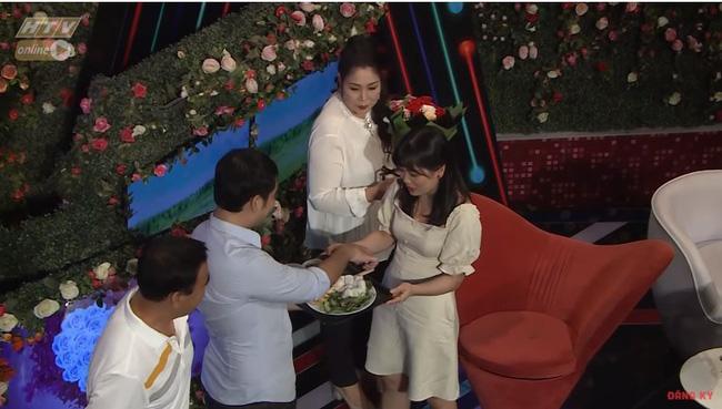 Chàng trai mang bún đậu mắm tôm đi tỏ tình bạn gái nhưng hành động của 2 MC Quyền Linh và Hồng Vân mới buồn cười-8