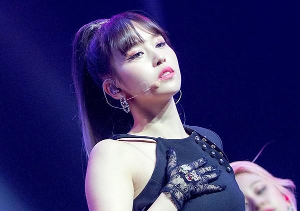 Mina (TWICE): Vào tháng 7, JYP đột ngột thông báo sự vắng mặt của Mina trong tất cả các hoạt động của TWICE. Đại diện công ty chủ quản tiết lộ thành viên này đang trải qua sự căng thẳng và chứng sợ sân khấu nghiêm trọng. Xuất hiện tại sân bay về Hàn sau hơn một tháng ở Nhật trị bệnh cùng gia đình, người hâm mộ càng thêm lo lắng khi chứng kiến vẻ ngoài yếu ớt, mệt mỏi đặc biệt là tình trạng tâm lý đáng lo ngại của Mina.