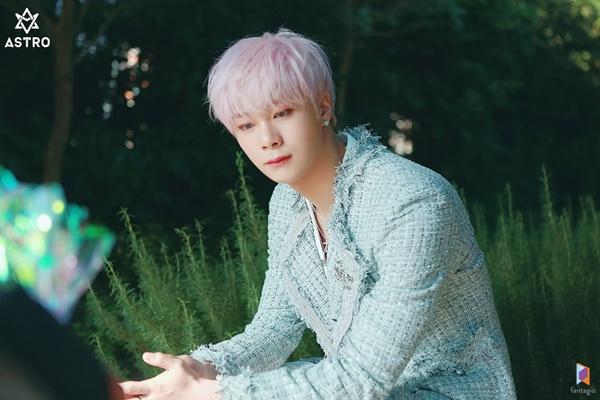 Moon Bin (ASTRO): Tháng 11, công ty chủ quản ASTRO đã gửi thông báo về việc tạm dừng hoạt động của thành viên Moon Bin. Trong quá trình chuẩn bị cho màn comeback, nam ca sĩ gặp một số vấn đề liên quan đến sức khoẻ và quyết định sẽ nghỉ ngơi trong một thời gian dài để tập trung hồi phục. Công ty hoàn toàn chấp thuận đề nghị của nam ca sĩ.