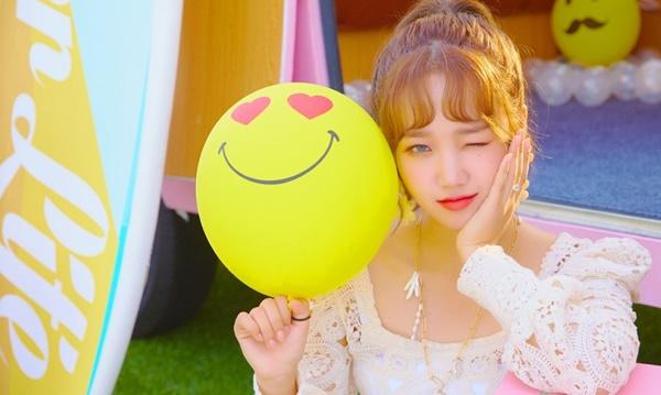 Sự vắng mặt của Yoo Jung có thể coi là bất lợi lớn với đội hình nhóm nữ nhà Fantagio khi trong Weki Meki, Yoo Jung đóng vai trò rapper chính, nhảy chính và gương mặt đại diện của nhóm. Cô cũng là gương mặt chủ chốt của nhóm khi tham gia các chương trình tạp kỹ trên sóng truyền hình. Bên cạnh đó, vấn đề sức khỏe của nữ ca sĩ cũng khiến dự định tái hợp I.O.I theo đó bị hủy bỏ.