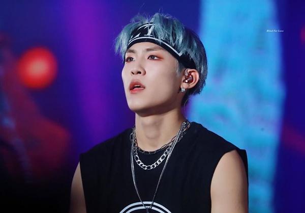 Park Woo Jin (AB6IX): Sau khi mở đầu lễ trao giải với màn trình diễn solo, Park Woo Jin đã không xuất hiện cùng các thành viên còn lại trong ca khúc Blind For Love vì chấn thương mắt cá chân tái phát. Bác sĩ cho biết Woo Jin bị vỡ sụn gối và đang tập trung vào nghỉ ngơi và phục hồi sau khi tiến hành phẫu thuật lần 2. Nam ca sĩ cần thời gian để phục hồi và theo dõi tình trạng sức khỏe trước khi trở lại sân khấu.