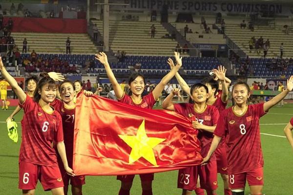 Clip cực hài: Đồng đội đang quỳ gối trên sân cầu nguyện, cầu thủ U22 Indonesia vẫn nhiệt tình phát bóng-1