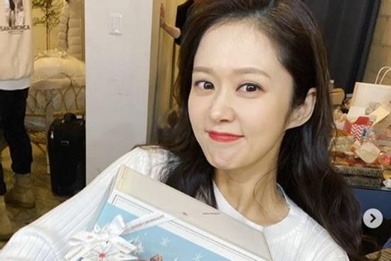 Khoe quà của người hâm mộ nhưng Jang Nara lại gây chú ý với nhan sắc quá long lanh