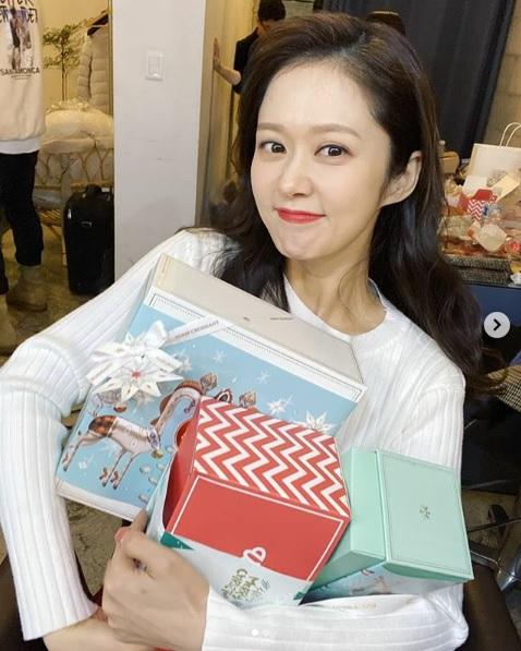 Mới đây, Jang Nara chia sẻ hình ảnh hạnh phúc với những món quà người hâm mộ gửi tới phim trường 