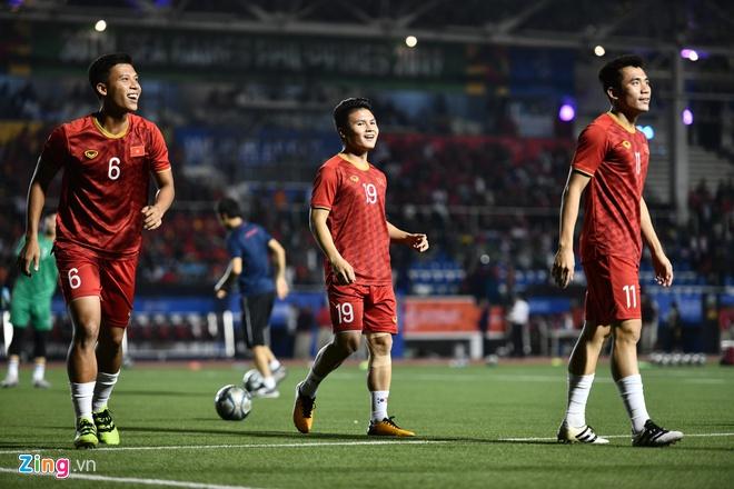 Quang Hải khởi động trên sân cùng đồng đội-2