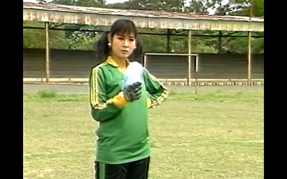 GÓC ĐÀO MỘ: Hồng Vân từng cầm lược đe doạ huấn luyện viên để được làm thủ môn chính thức-1