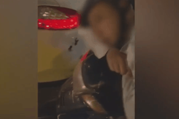 Clip: Đâm vào siêu xe Porsche, người đàn ông say xỉn gục luôn trên xe máy ngủ gật, giọng vẫn lè nhè 'Chị thông cảm'