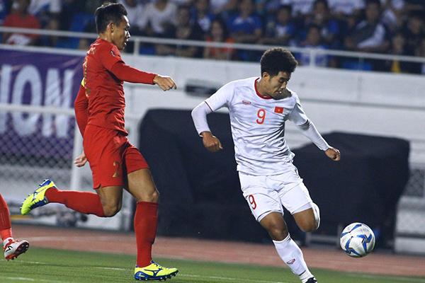 Tiến Luật, Xuân Lan vỡ òa khi Đoàn Văn Hậu chọc thủng lưới Indonesia ngay hiệp 1-10