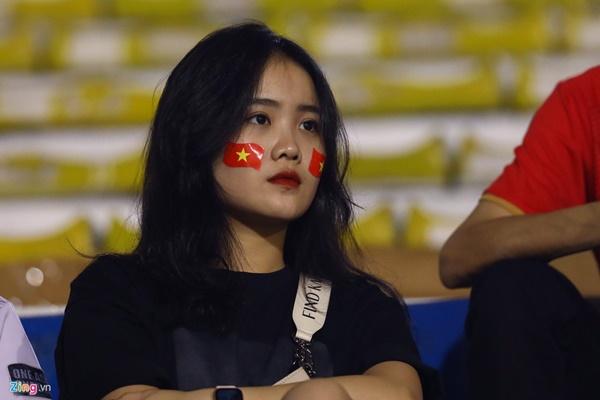 Hoàng Anh (biệt danh Hoàng Anh Ốc) có mặt từ sớm trên sân Rizal. Tại SEA Games 30, cô không có nhiều cơ hội cổ vũ trực tiếp bạn trai tại Philippines.