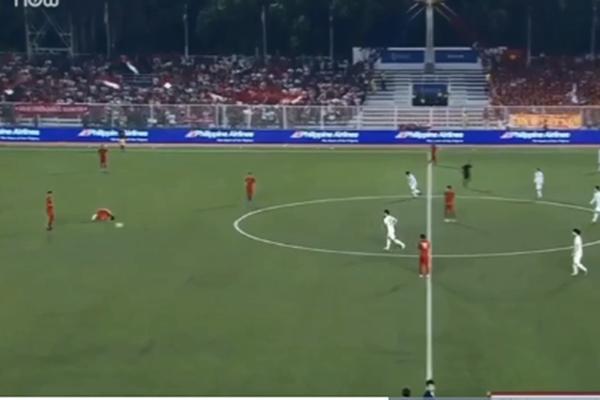 Video: Rừng người hò reo sau bàn thắng mở tỷ số của Văn Hậu-1