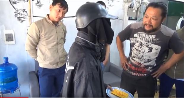 Sự thật clip tóm gọn nhóm người mặt đen, cầm đầu gà xúc xích đi xin tiền: Người đàn ông thừa nhận dàn dựng để câu view-2