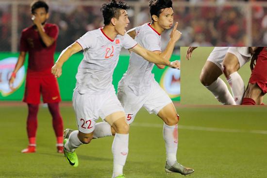 Đoàn Văn Hậu ghi bàn mở tỷ số nhưng đầu gối chảy máu thấm ướt tất mới là thứ làm fans xót xa