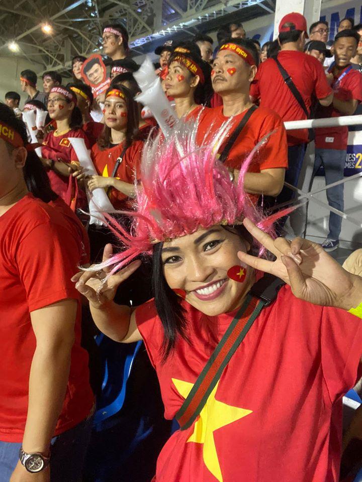 Tiến Luật, Xuân Lan vỡ òa khi Đoàn Văn Hậu chọc thủng lưới Indonesia ngay hiệp 1-6