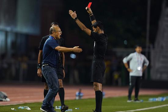 Hé lộ nguyên nhân HLV Park Hang Seo nhận thẻ đỏ trực tiếp trận gặp Indonesia