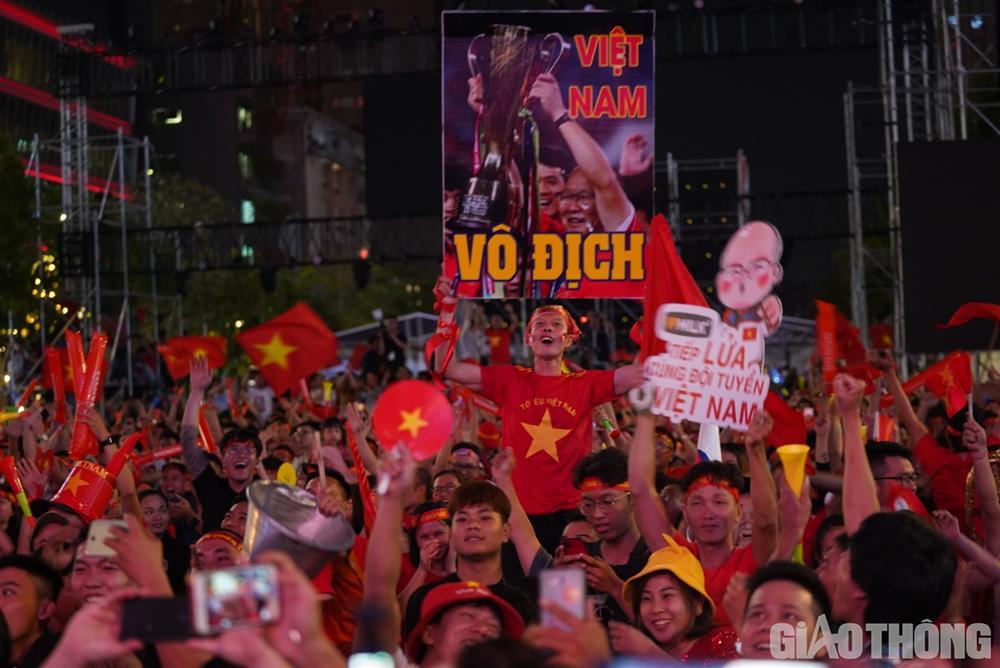 Việt Nam nổ tung, triệu người xuống đường mừng nhà vô địch SEA Games-1