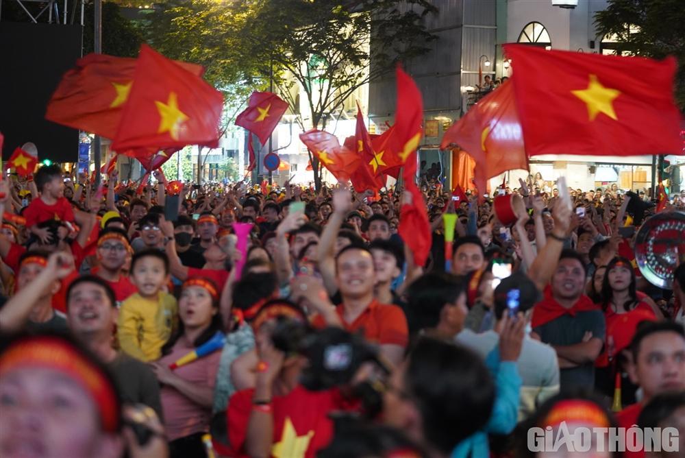 Việt Nam nổ tung, triệu người xuống đường mừng nhà vô địch SEA Games-2