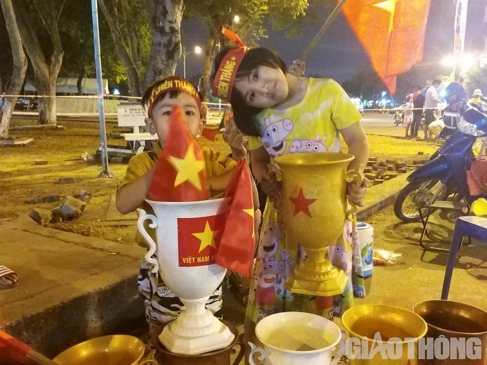 Việt Nam nổ tung, triệu người xuống đường mừng nhà vô địch SEA Games-5