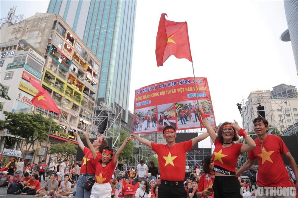 Việt Nam nổ tung, triệu người xuống đường mừng nhà vô địch SEA Games-10