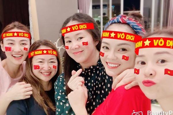 Sao Việt xuống đường ăn mừng bão vô địch: Huỳnh Lập nổi nhất phố với gương mặt dày cộp phấn son-12