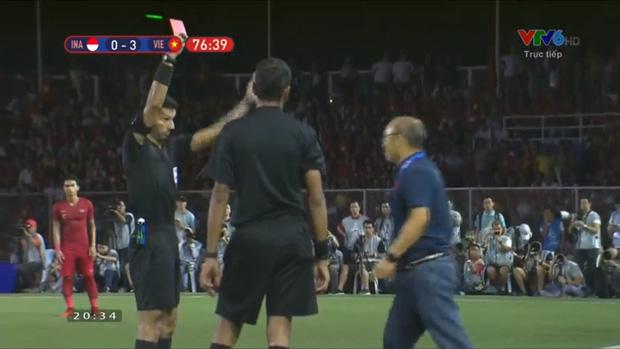 Nhận thẻ đỏ trực tiếp, khoảnh khắc cãi tay đôi cưng muốn xỉu của thầy Park với trọng tài giật mọi spotlight-2