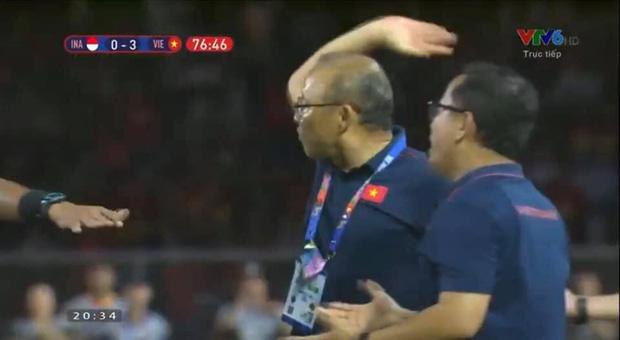 Nhận thẻ đỏ trực tiếp, khoảnh khắc cãi tay đôi cưng muốn xỉu của thầy Park với trọng tài giật mọi spotlight-5