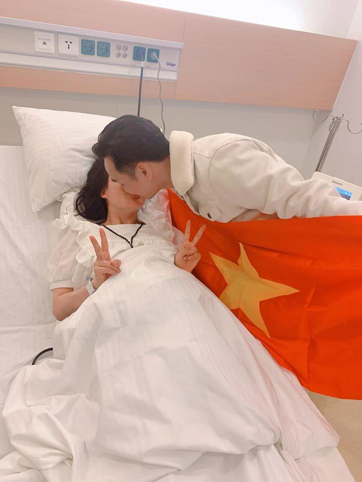 Vợ chồng Thành Trung nhập viện sinh con vẫn giương cao quốc kỳ mừng Việt Nam vô địch-2