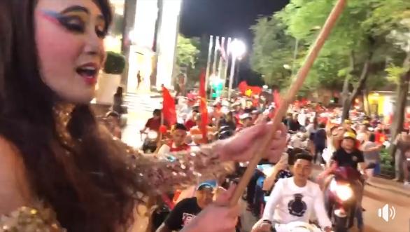 Sao Việt xuống đường ăn mừng bão vô địch: Huỳnh Lập nổi nhất phố với gương mặt dày cộp phấn son-1