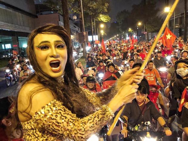 Sao Việt xuống đường ăn mừng bão vô địch: Huỳnh Lập nổi nhất phố với gương mặt dày cộp phấn son-2