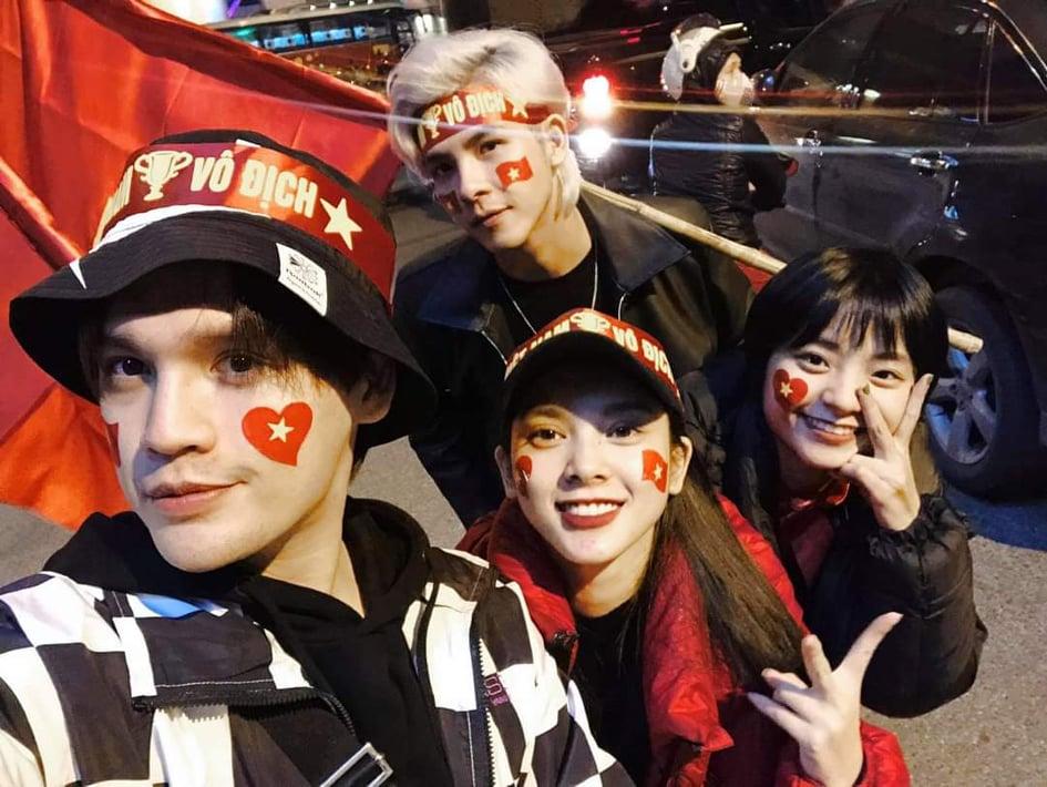 Sao Việt xuống đường ăn mừng bão vô địch: Huỳnh Lập nổi nhất phố với gương mặt dày cộp phấn son-3