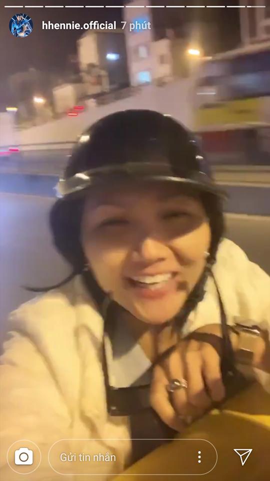 Sao Việt xuống đường ăn mừng bão vô địch: Huỳnh Lập nổi nhất phố với gương mặt dày cộp phấn son-6