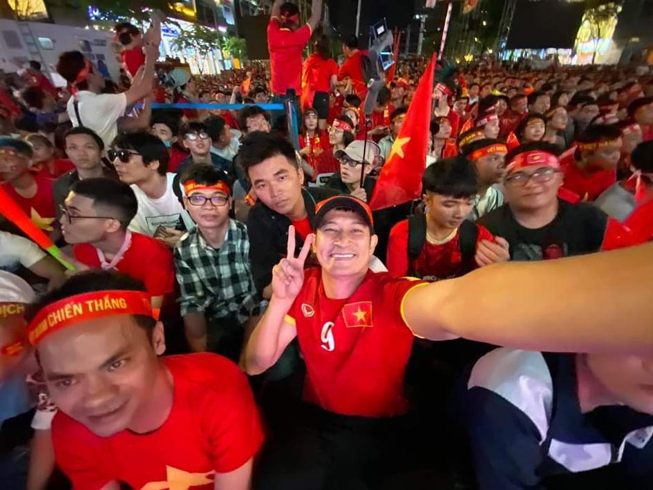 Sao Việt xuống đường ăn mừng bão vô địch: Huỳnh Lập nổi nhất phố với gương mặt dày cộp phấn son-8
