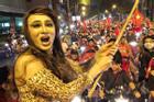 Sao Việt xuống đường ăn mừng bão vô địch: Huỳnh Lập nổi nhất phố với gương mặt dày cộp phấn son