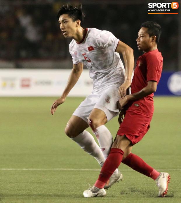 Va chạm với Văn Hậu, ngôi sao của Indonesia phải ngồi xe lăn ra nhận huy chương bạc-1