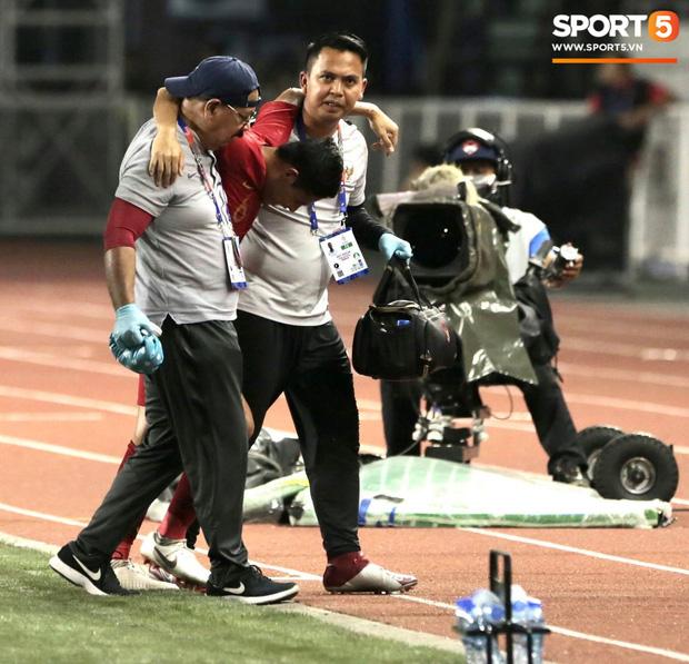 Va chạm với Văn Hậu, ngôi sao của Indonesia phải ngồi xe lăn ra nhận huy chương bạc-2
