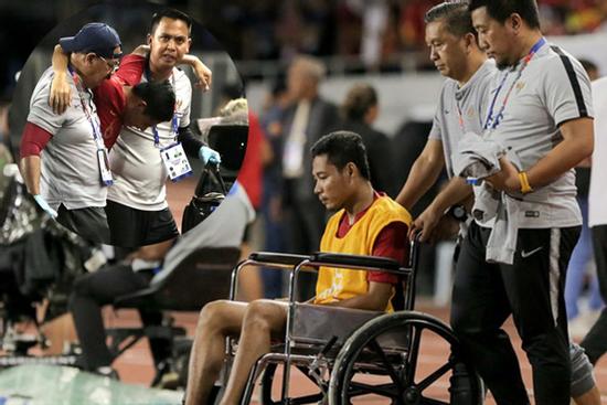 Va chạm với Văn Hậu, ngôi sao của Indonesia phải ngồi xe lăn ra nhận huy chương bạc