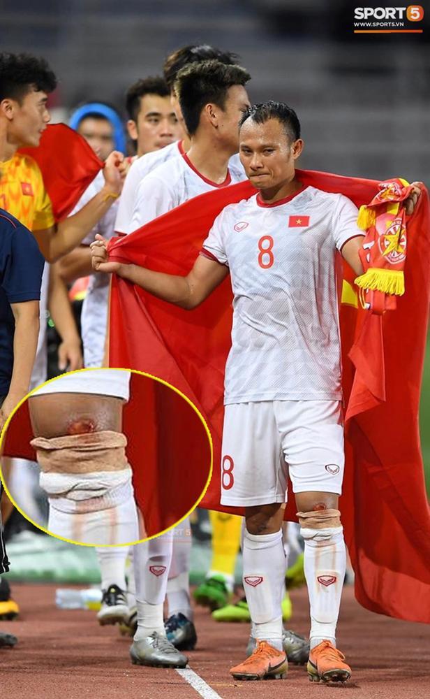 Hình ảnh Trọng Hoàng vai khoác Quốc kỳ, mặt trầm ngâm khi đồng đội ăn mừng làm fans chạnh lòng-1