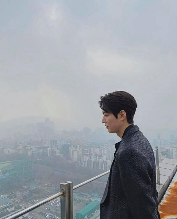 Đi dạo sương sương trên tầng thượng, Lee Min Ho khiến mọi vật đều bị lu mờ vì vẻ đẹp xuất thần-1
