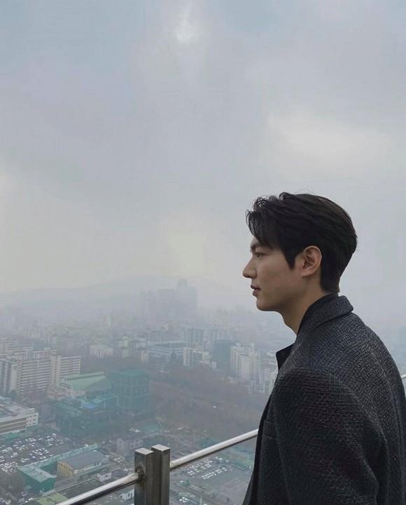 Đi dạo sương sương trên tầng thượng, Lee Min Ho khiến mọi vật đều bị lu mờ vì vẻ đẹp xuất thần-2