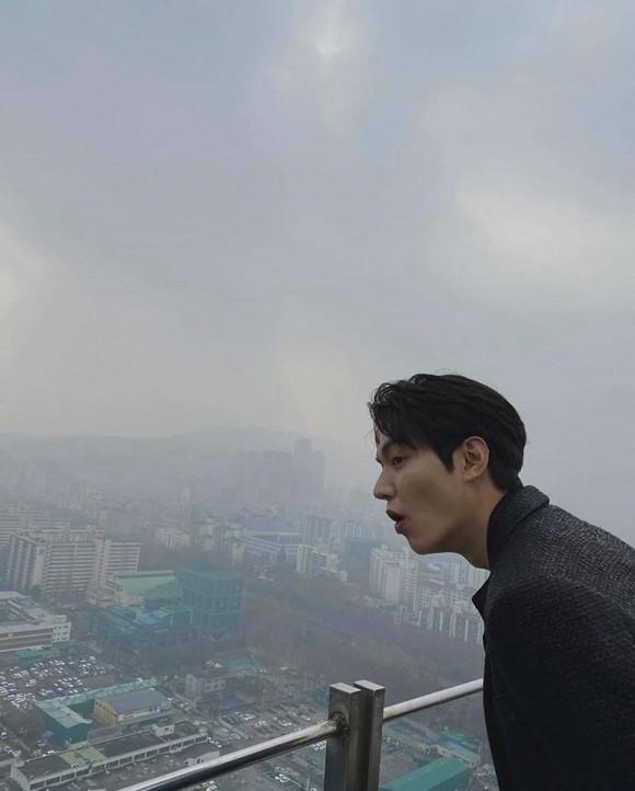 Đi dạo sương sương trên tầng thượng, Lee Min Ho khiến mọi vật đều bị lu mờ vì vẻ đẹp xuất thần-3