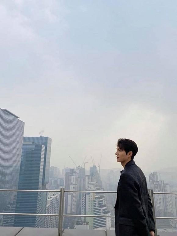Đi dạo sương sương trên tầng thượng, Lee Min Ho khiến mọi vật đều bị lu mờ vì vẻ đẹp xuất thần-4