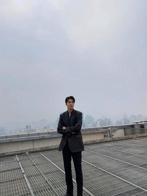 Đi dạo sương sương trên tầng thượng, Lee Min Ho khiến mọi vật đều bị lu mờ vì vẻ đẹp xuất thần-5