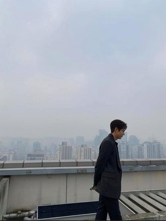 Đi dạo sương sương trên tầng thượng, Lee Min Ho khiến mọi vật đều bị lu mờ vì vẻ đẹp xuất thần-6