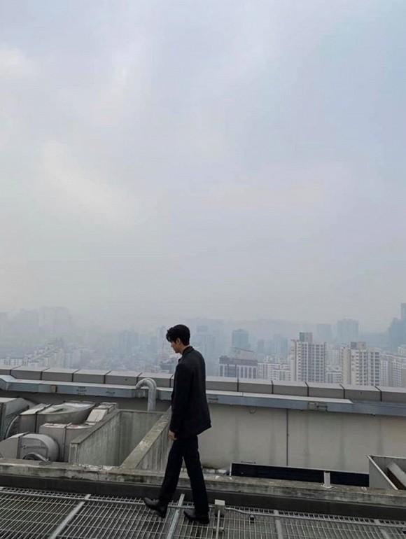 Đi dạo sương sương trên tầng thượng, Lee Min Ho khiến mọi vật đều bị lu mờ vì vẻ đẹp xuất thần-7